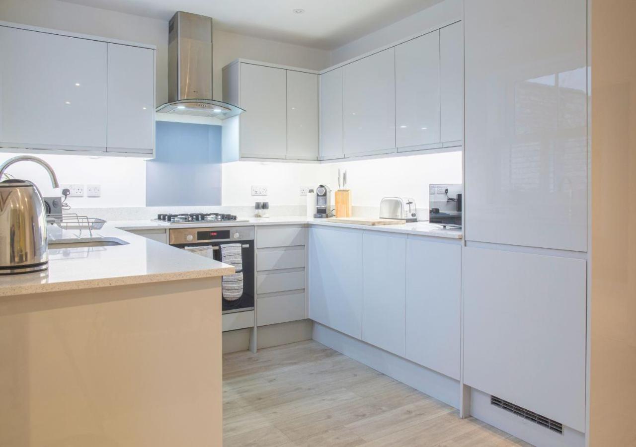 Вилла Stunning 2 Bed With Private Patio And Free Parking Челтенхам Экстерьер фото