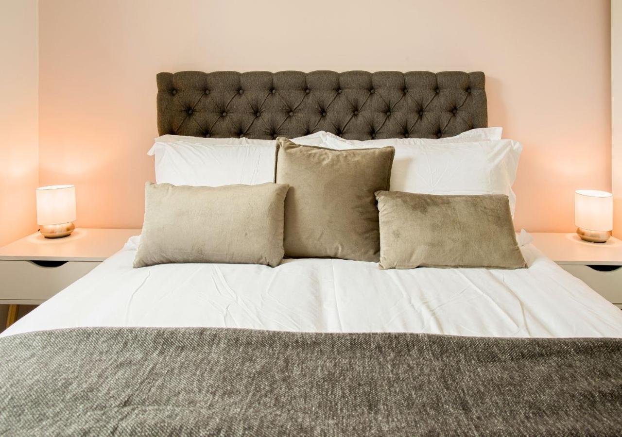 Вилла Stunning 2 Bed With Private Patio And Free Parking Челтенхам Экстерьер фото