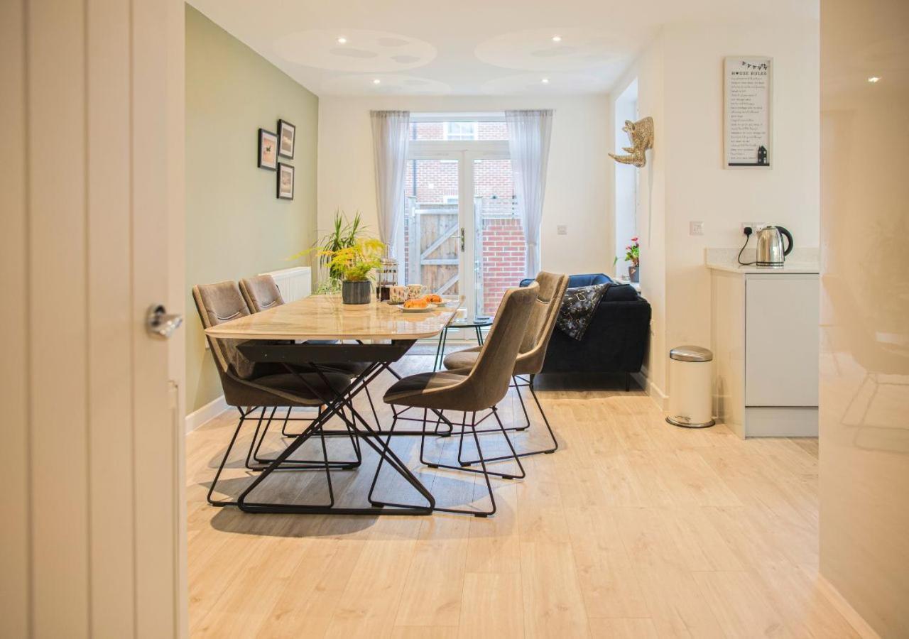 Вилла Stunning 2 Bed With Private Patio And Free Parking Челтенхам Экстерьер фото
