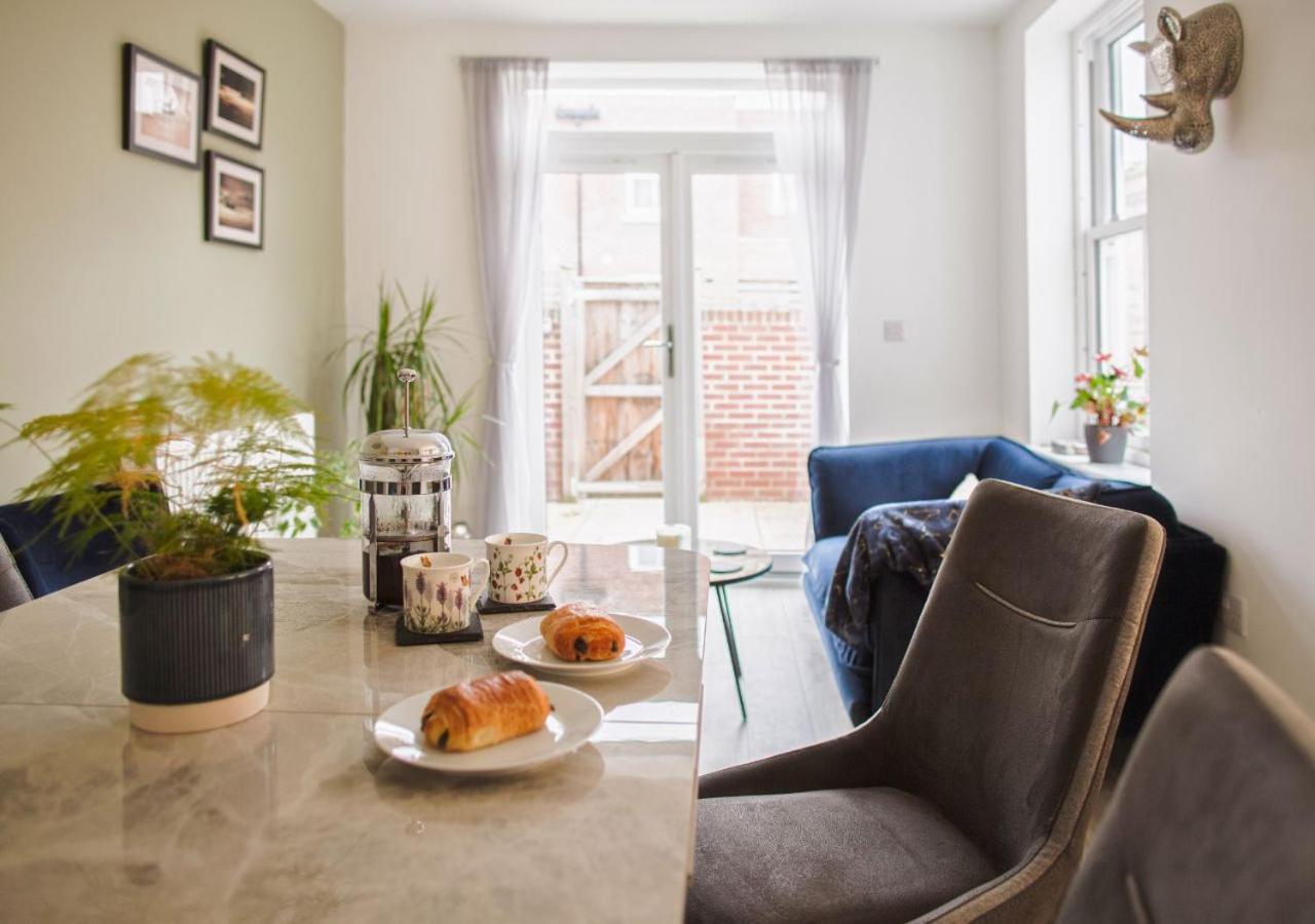 Вилла Stunning 2 Bed With Private Patio And Free Parking Челтенхам Экстерьер фото