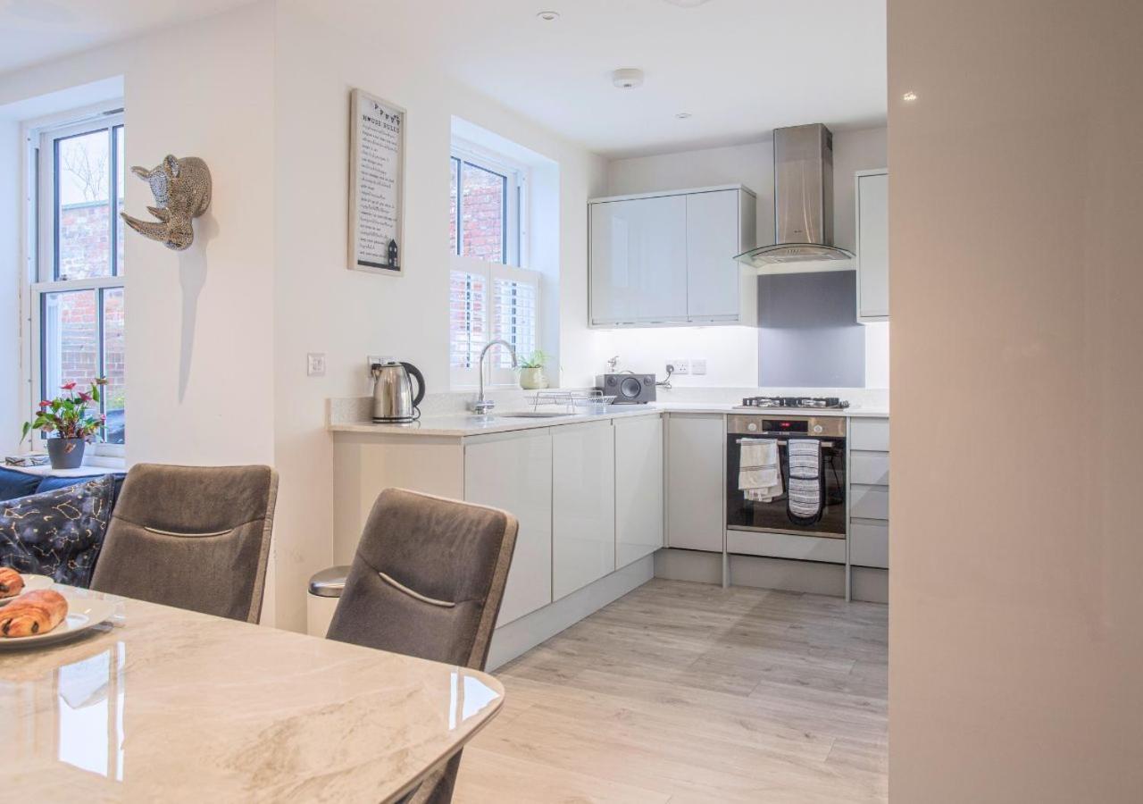 Вилла Stunning 2 Bed With Private Patio And Free Parking Челтенхам Экстерьер фото